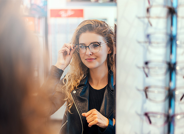 Eine junge Frau mit einer schwarzen Brille Eine junge Frau mit einer schwarzen Brille