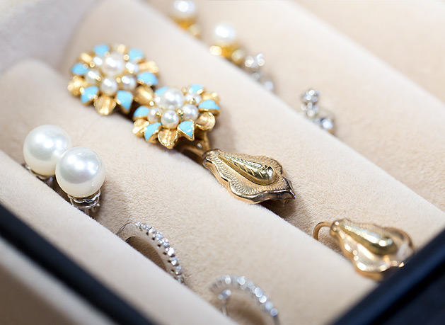 Goldene und silberne Ohrringe und Ringe Goldene und silberne Ohrringe und Ringe