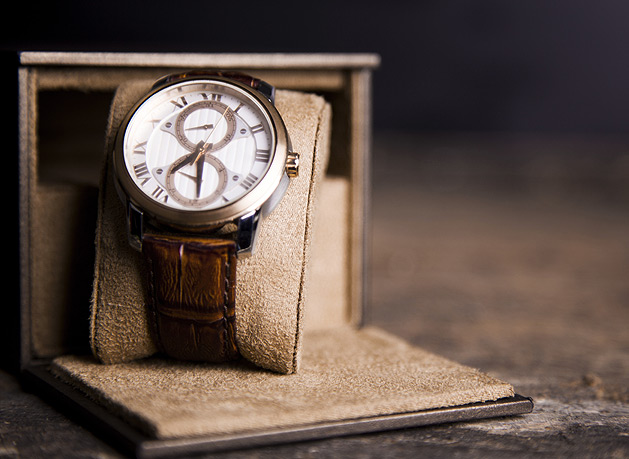 Eine gold schwarze Uhr Eine gold schwarze Uhr